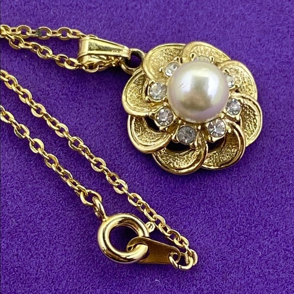 💛 Elegant Vintage Gold Plated Pearl & Rhinestone Flower Necklace - Picture 6 of 6